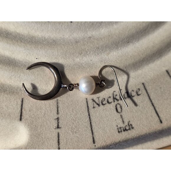 Silver‎ Crescent Moon & Pearl Dangle Earrings - Picture 2 of 3